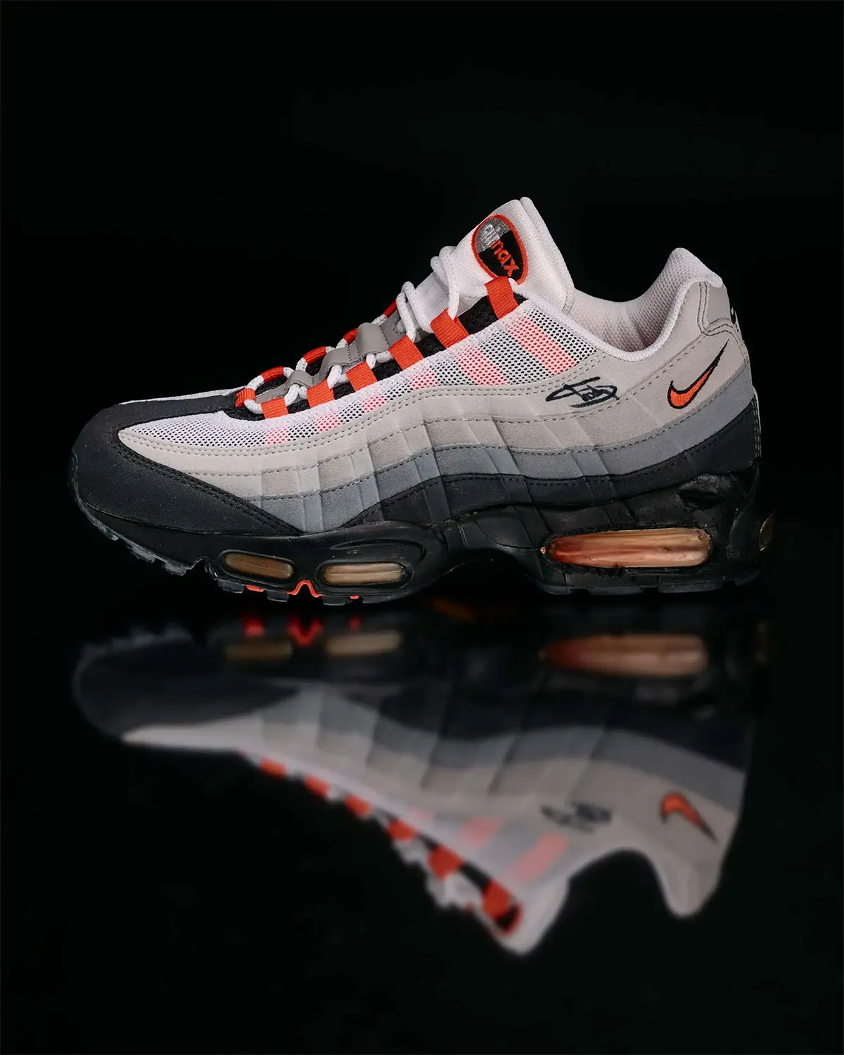 Eminem met aux encheres 100 paires de baskets autographiees 8 Eminem met aux enchères 100 paires de baskets autographiées pour sa fondation