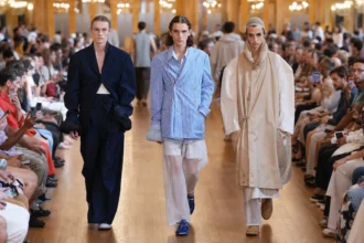 Pour le printemps 2027, HED MAYNER épure le vestiaire masculin