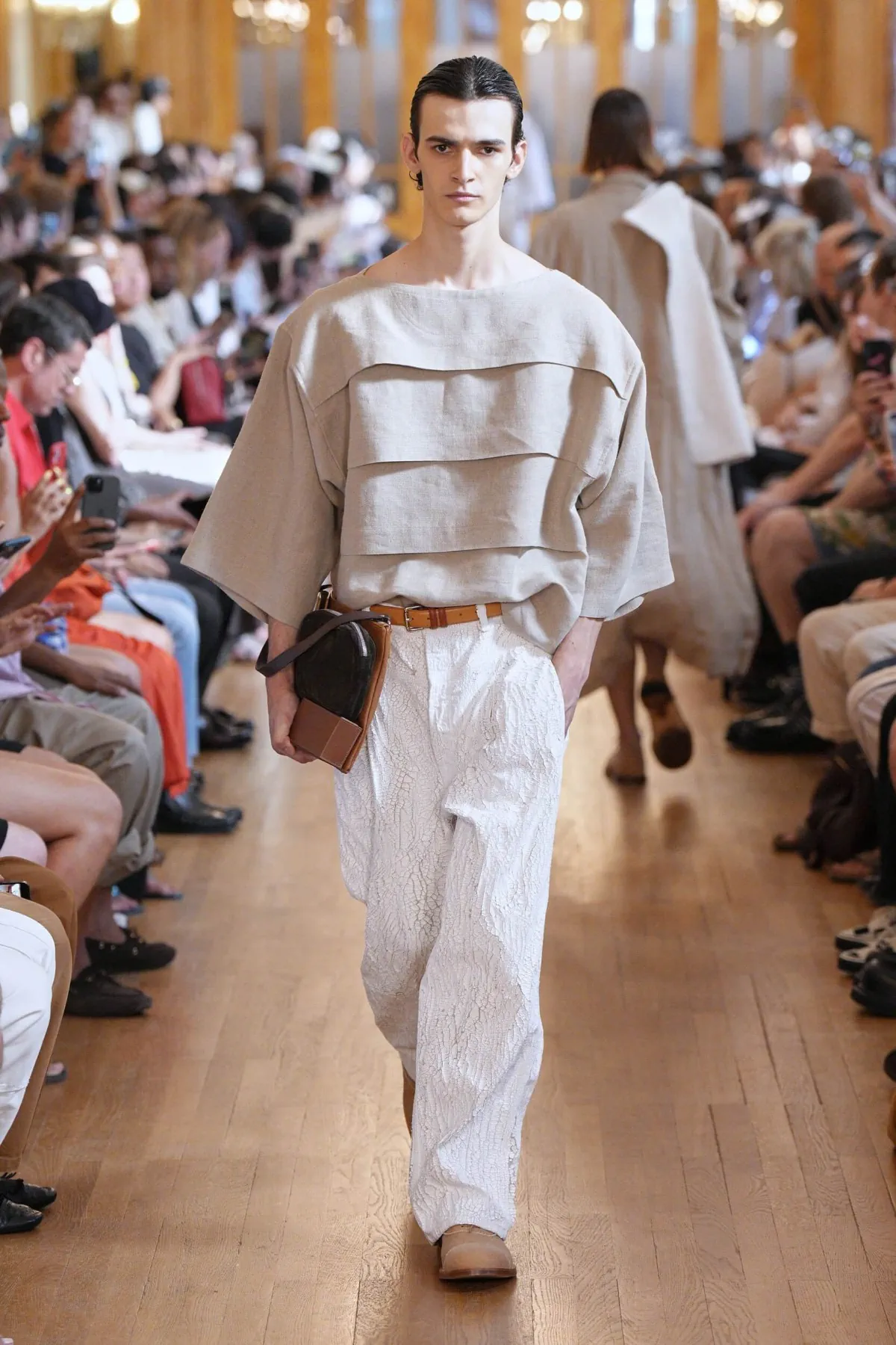 Pour le printemps 2027, HED MAYNER épure le vestiaire masculin
