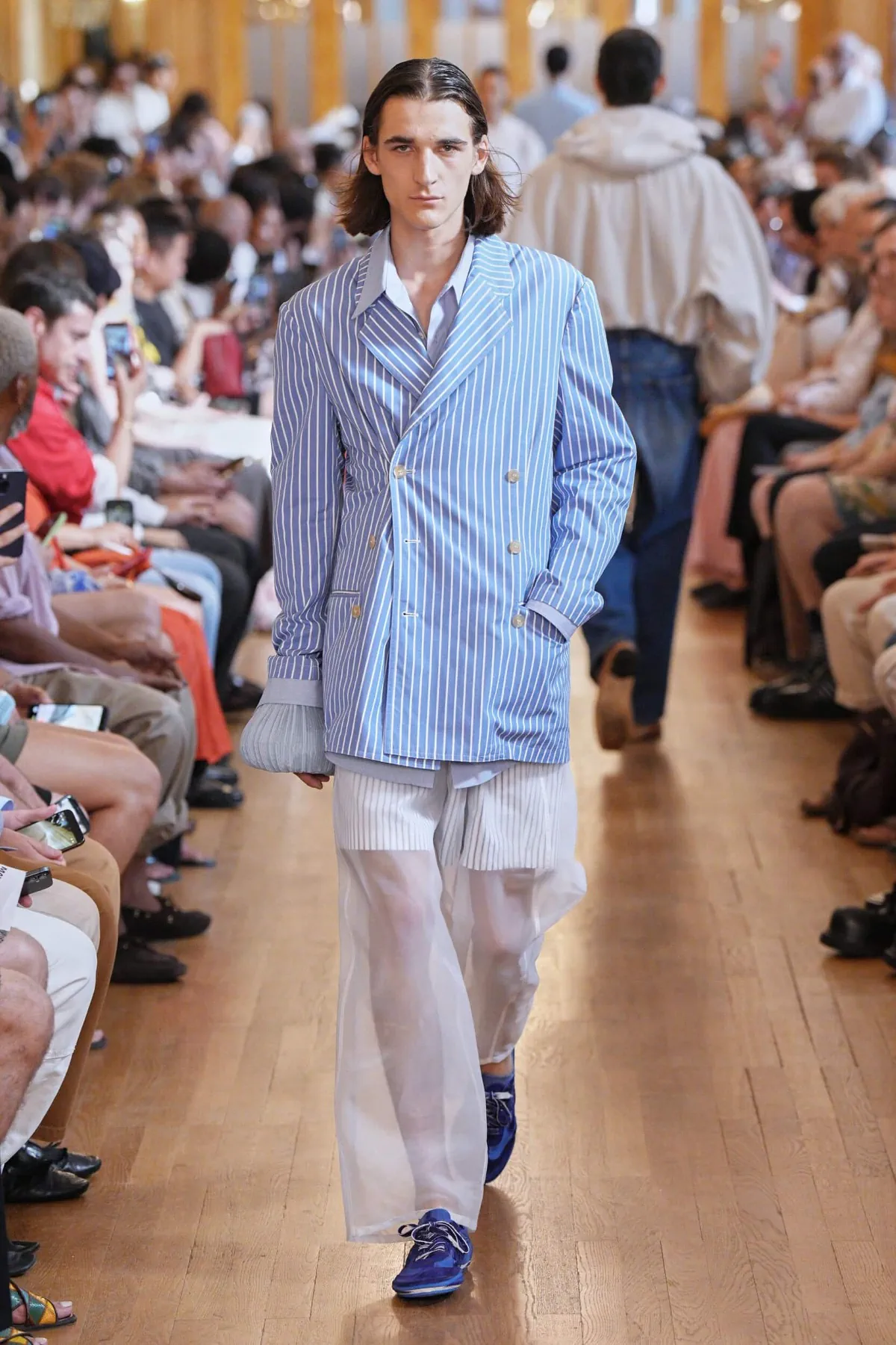 Pour le printemps 2027, HED MAYNER épure le vestiaire masculin