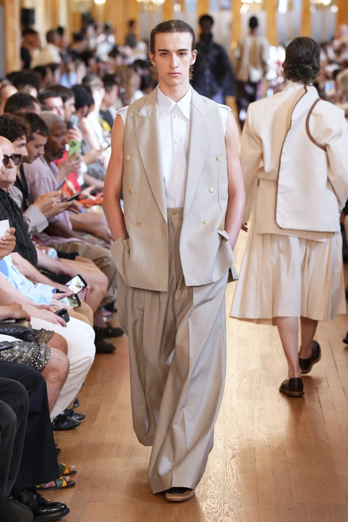 Pour le printemps 2027, HED MAYNER épure le vestiaire masculin