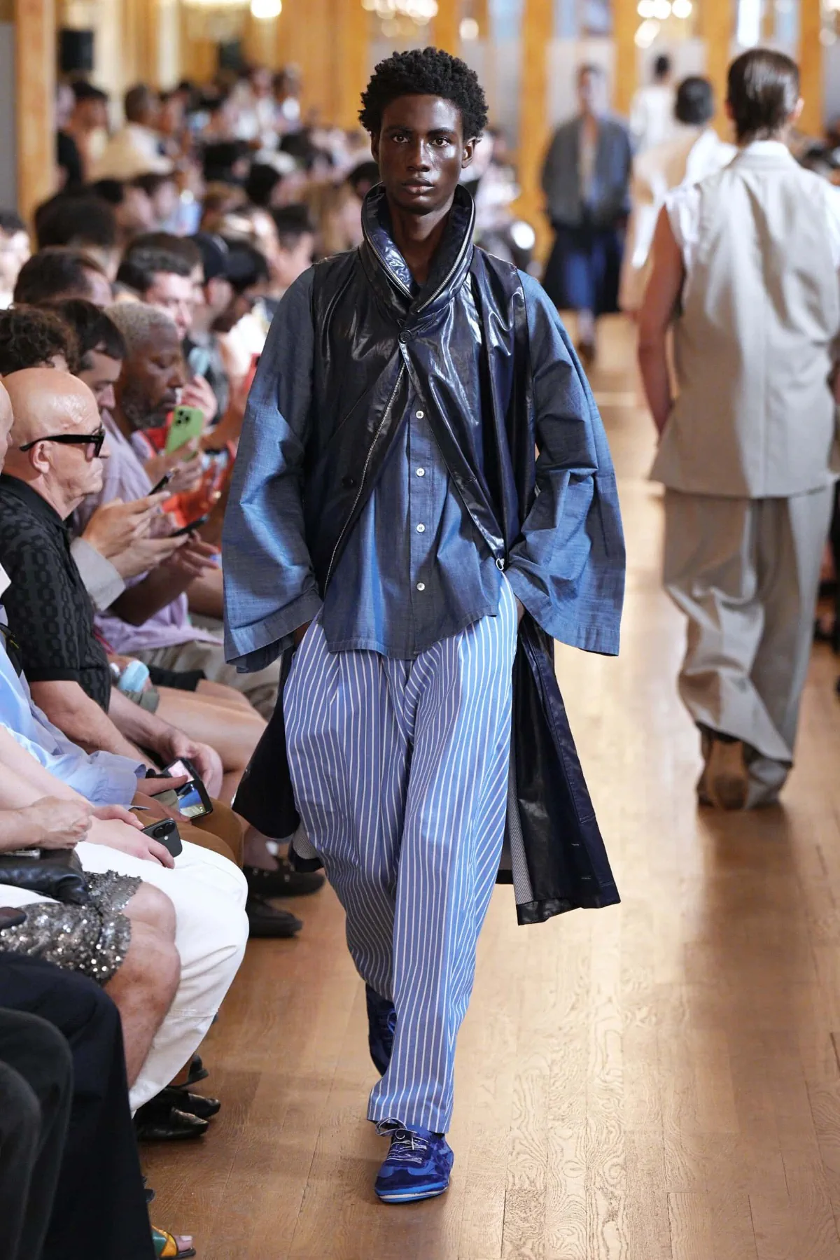 Pour le printemps 2027, HED MAYNER épure le vestiaire masculin