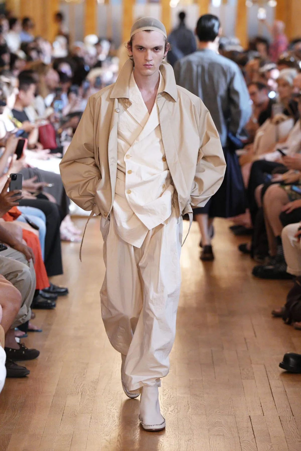 Pour le printemps 2027, HED MAYNER épure le vestiaire masculin