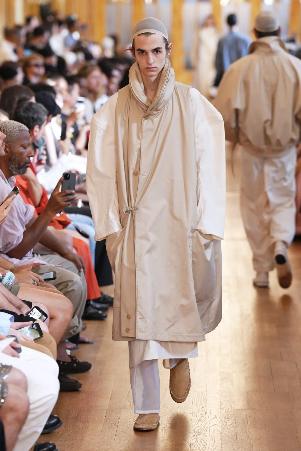 Pour le printemps 2027, HED MAYNER épure le vestiaire masculin