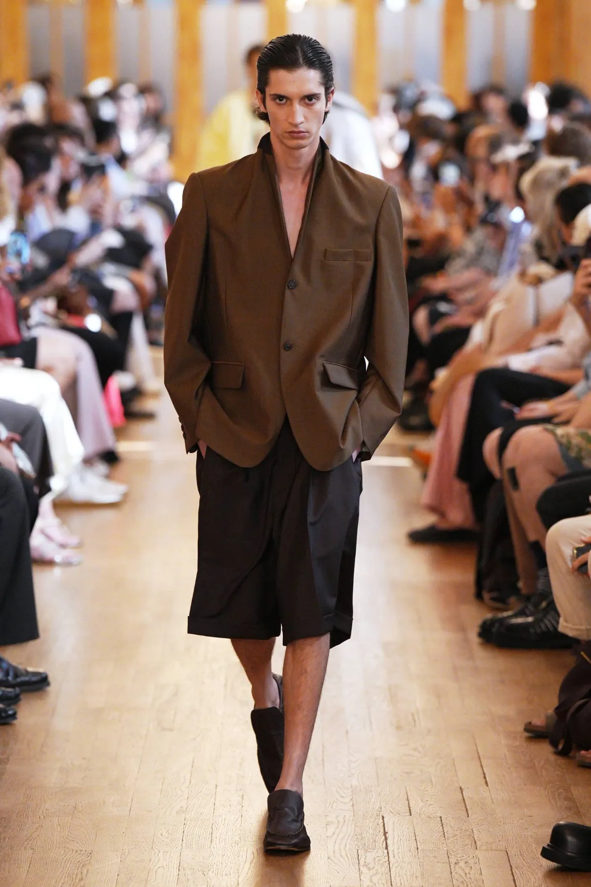 Pour le printemps 2027, HED MAYNER épure le vestiaire masculin