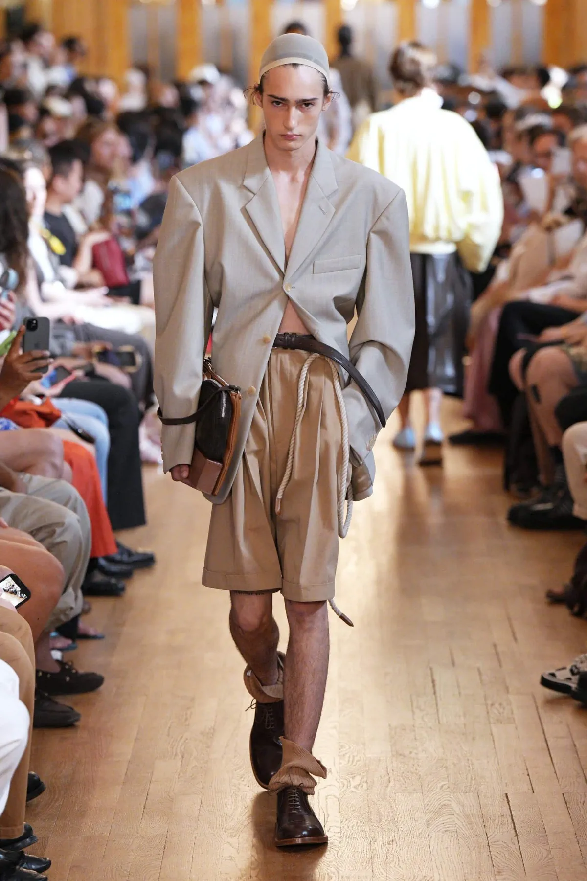 Pour le printemps 2027, HED MAYNER épure le vestiaire masculin