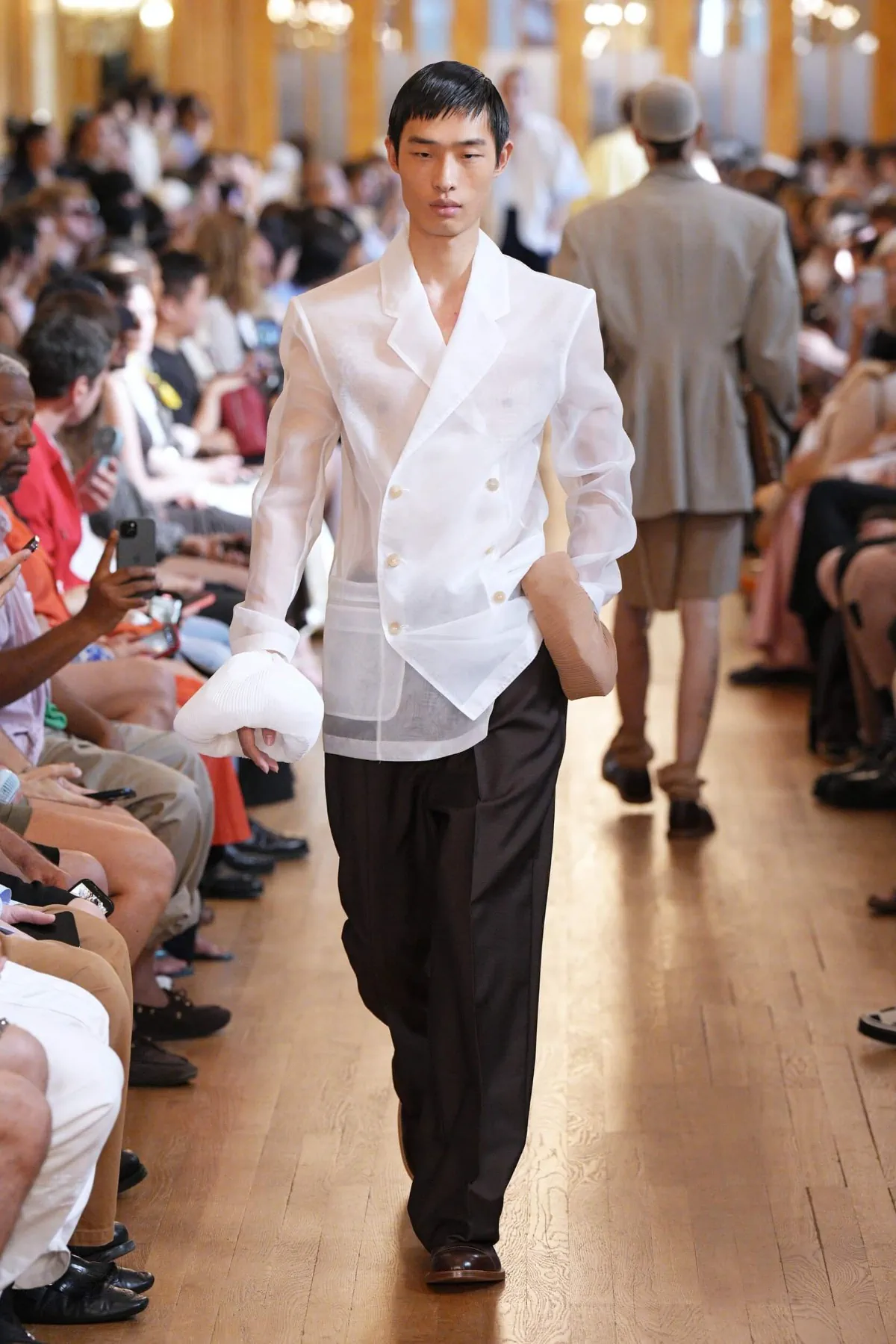 Pour le printemps 2027, HED MAYNER épure le vestiaire masculin