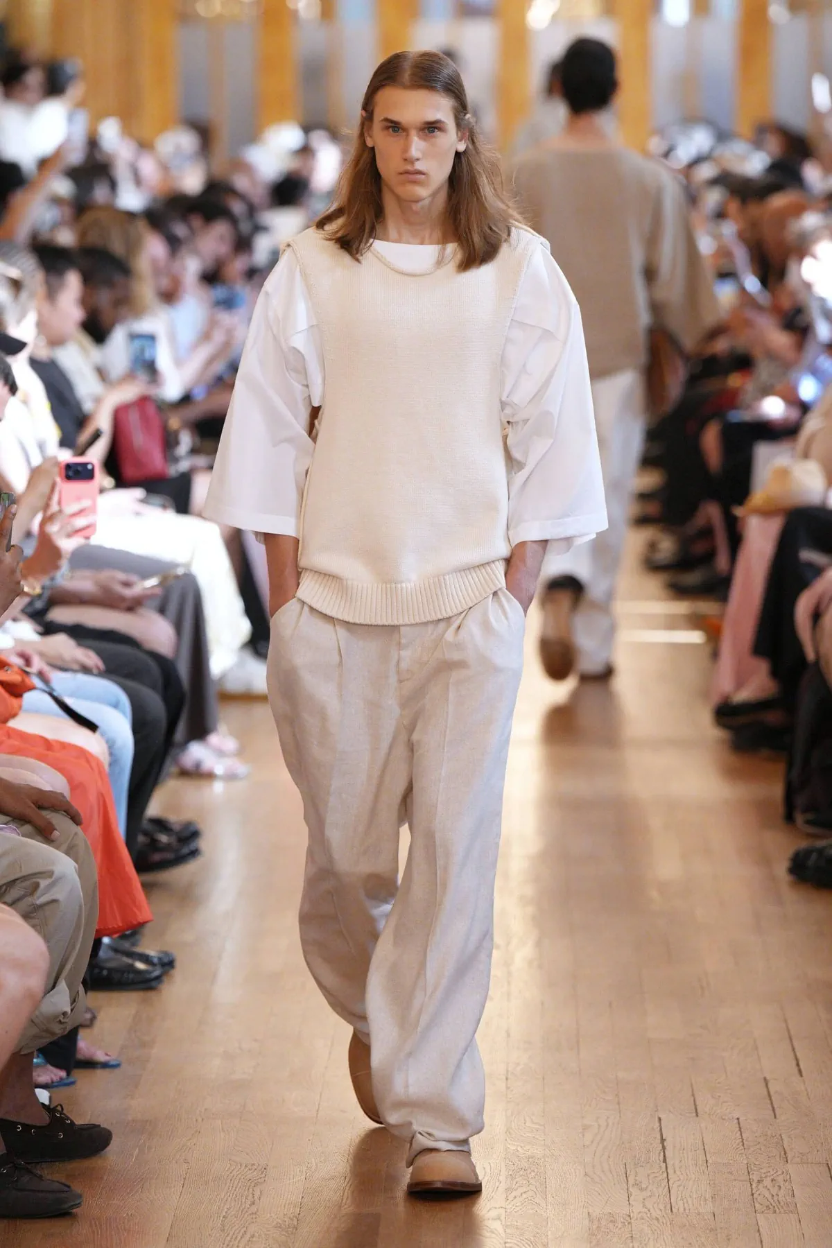 Pour le printemps 2027, HED MAYNER épure le vestiaire masculin