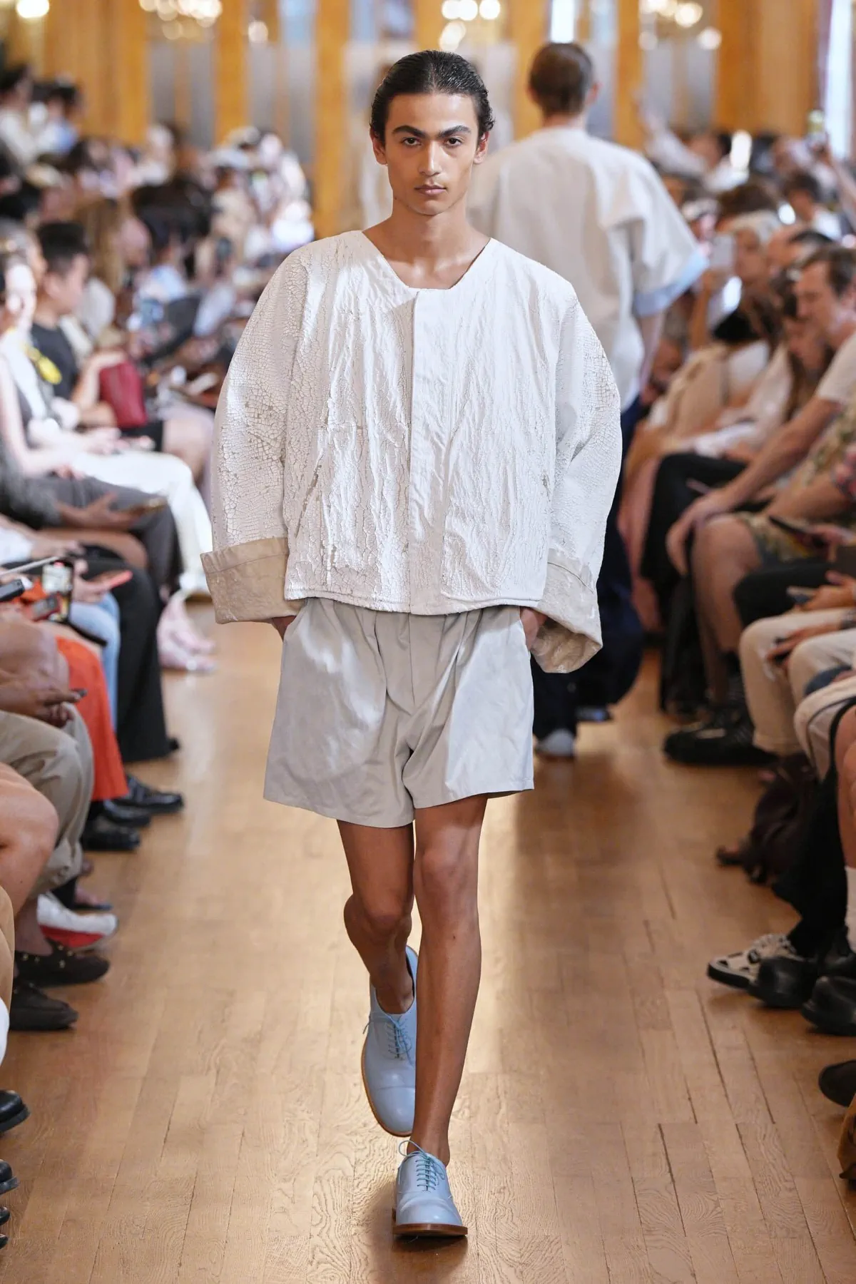 Pour le printemps 2027, HED MAYNER épure le vestiaire masculin