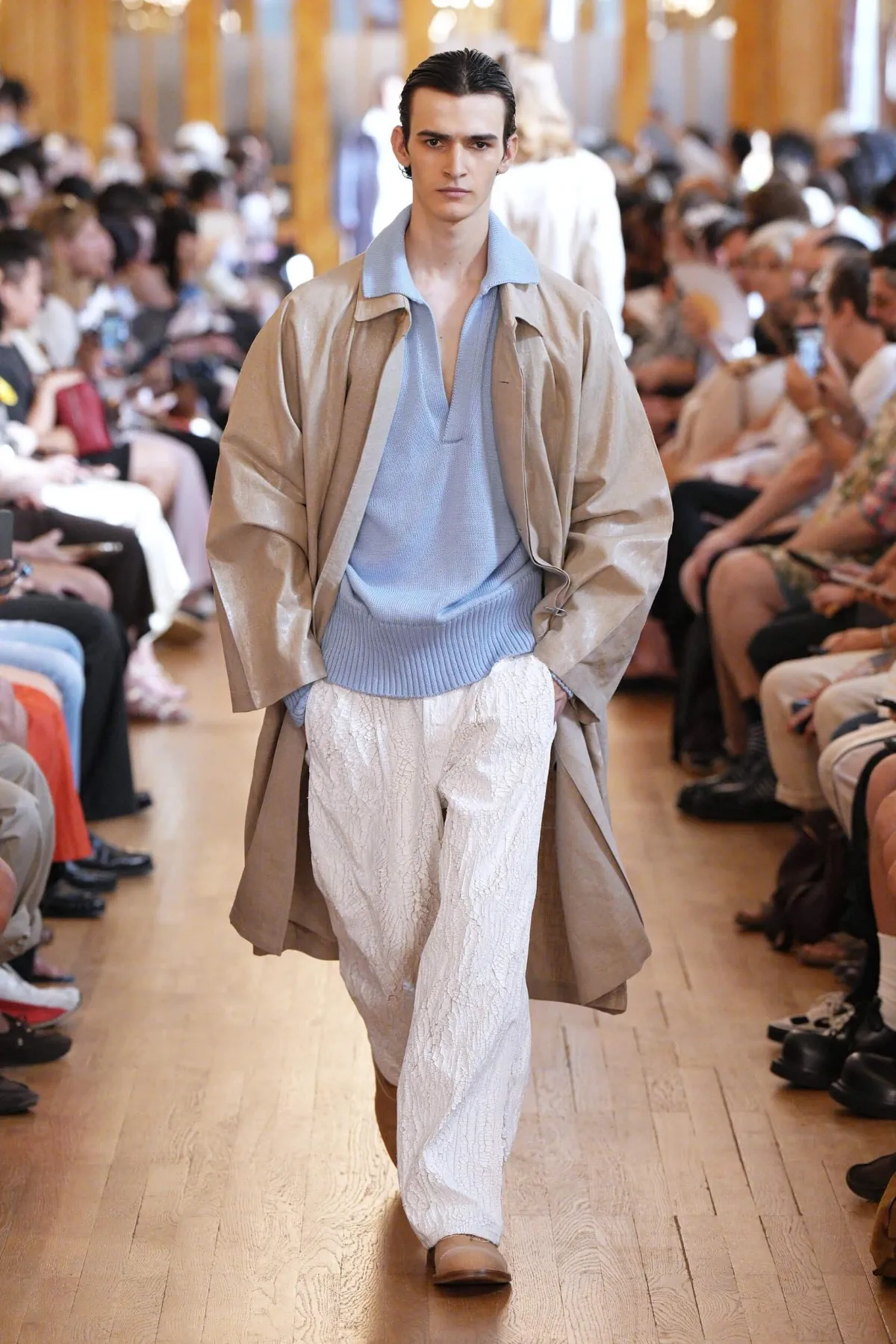 Pour le printemps 2027, HED MAYNER épure le vestiaire masculin
