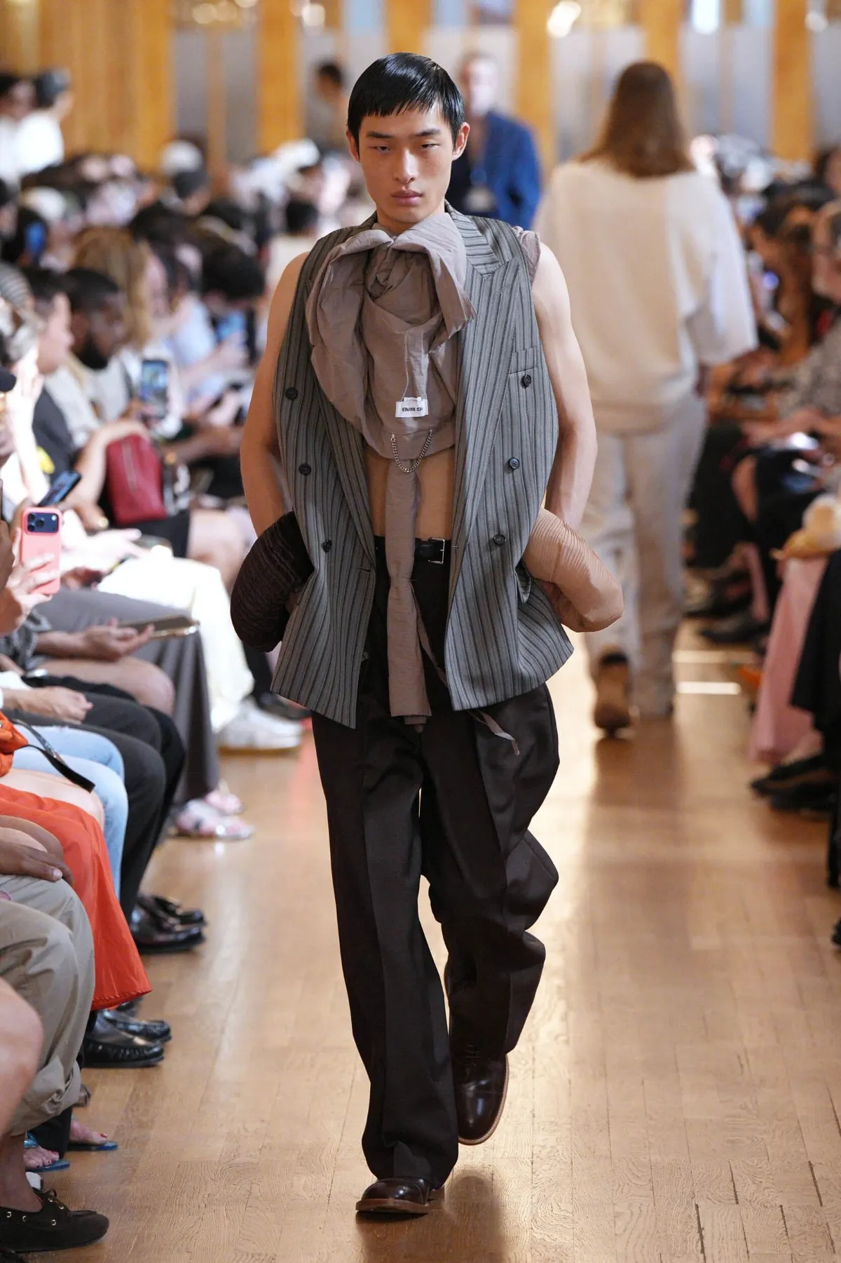 Pour le printemps 2027, HED MAYNER épure le vestiaire masculin