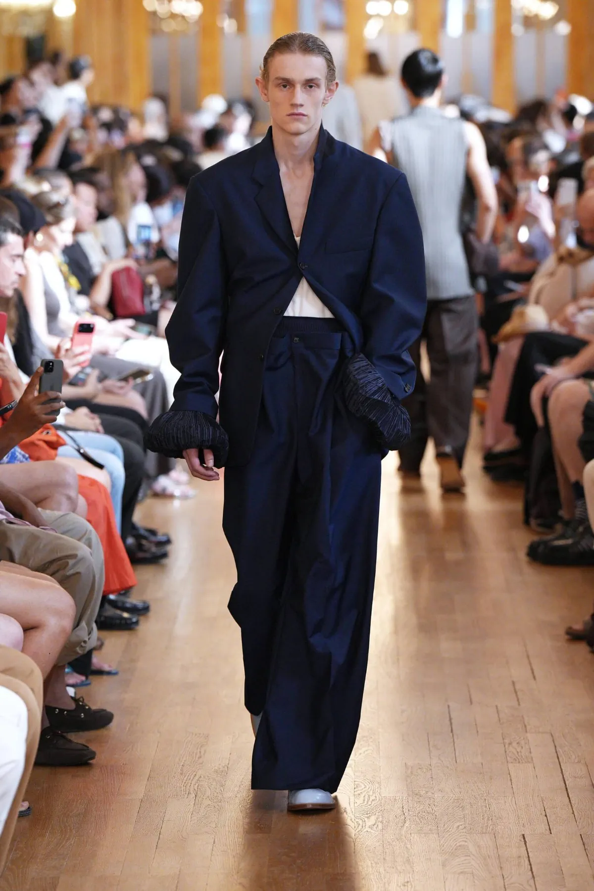 Pour le printemps 2027, HED MAYNER épure le vestiaire masculin