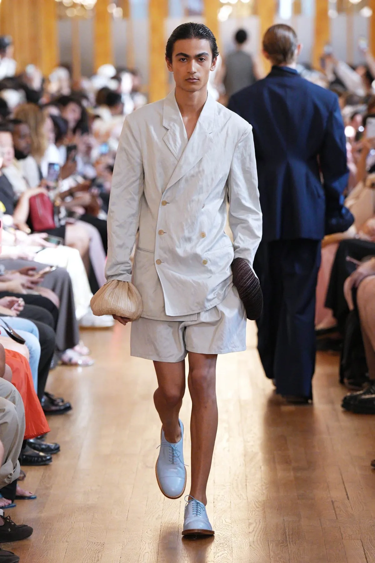 Pour le printemps 2027, HED MAYNER épure le vestiaire masculin