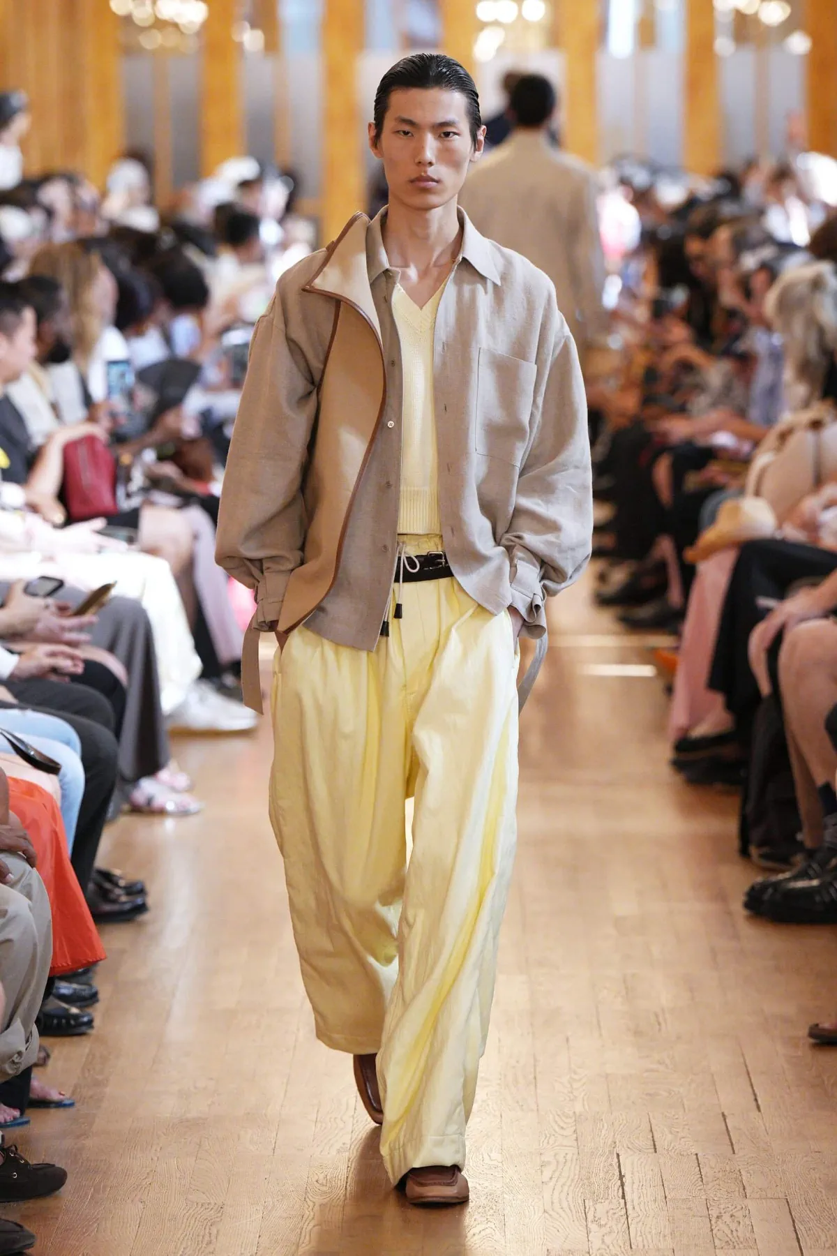 Pour le printemps 2027, HED MAYNER épure le vestiaire masculin