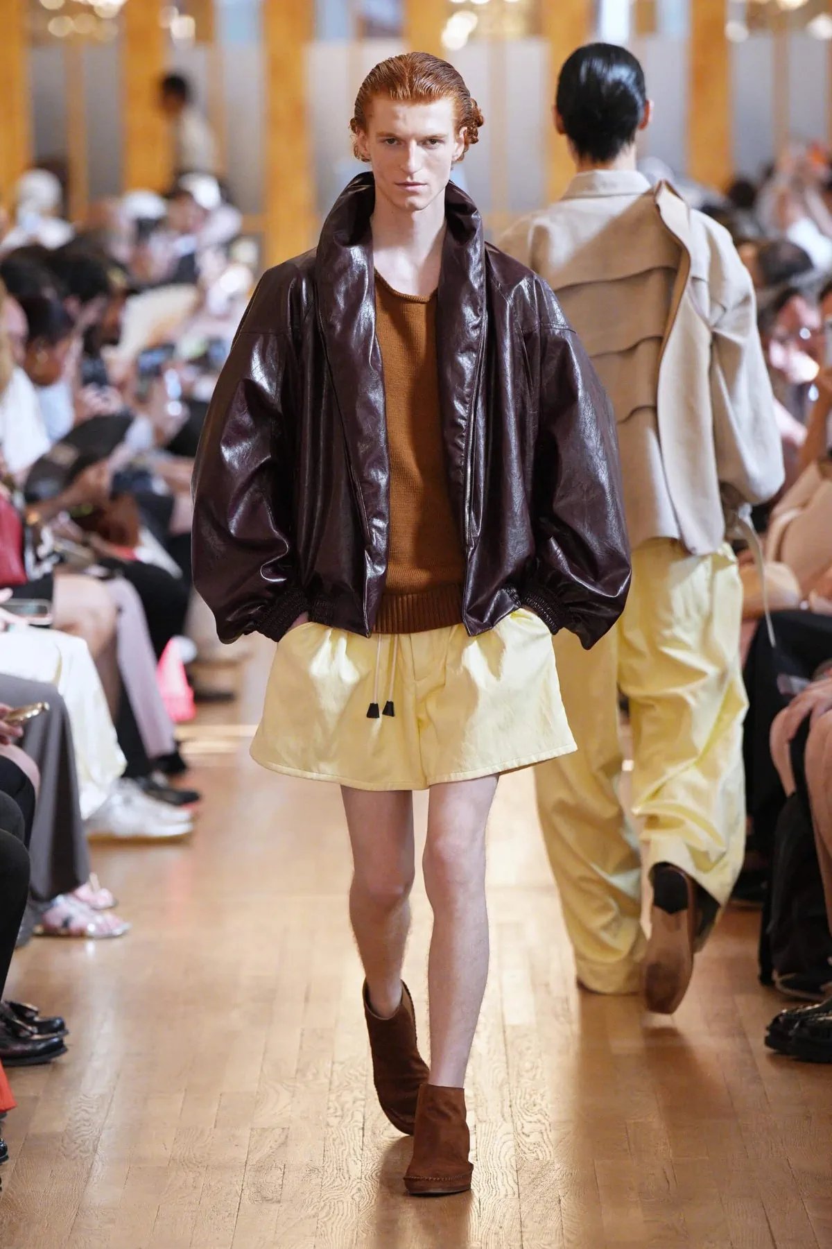 Pour le printemps 2027, HED MAYNER épure le vestiaire masculin