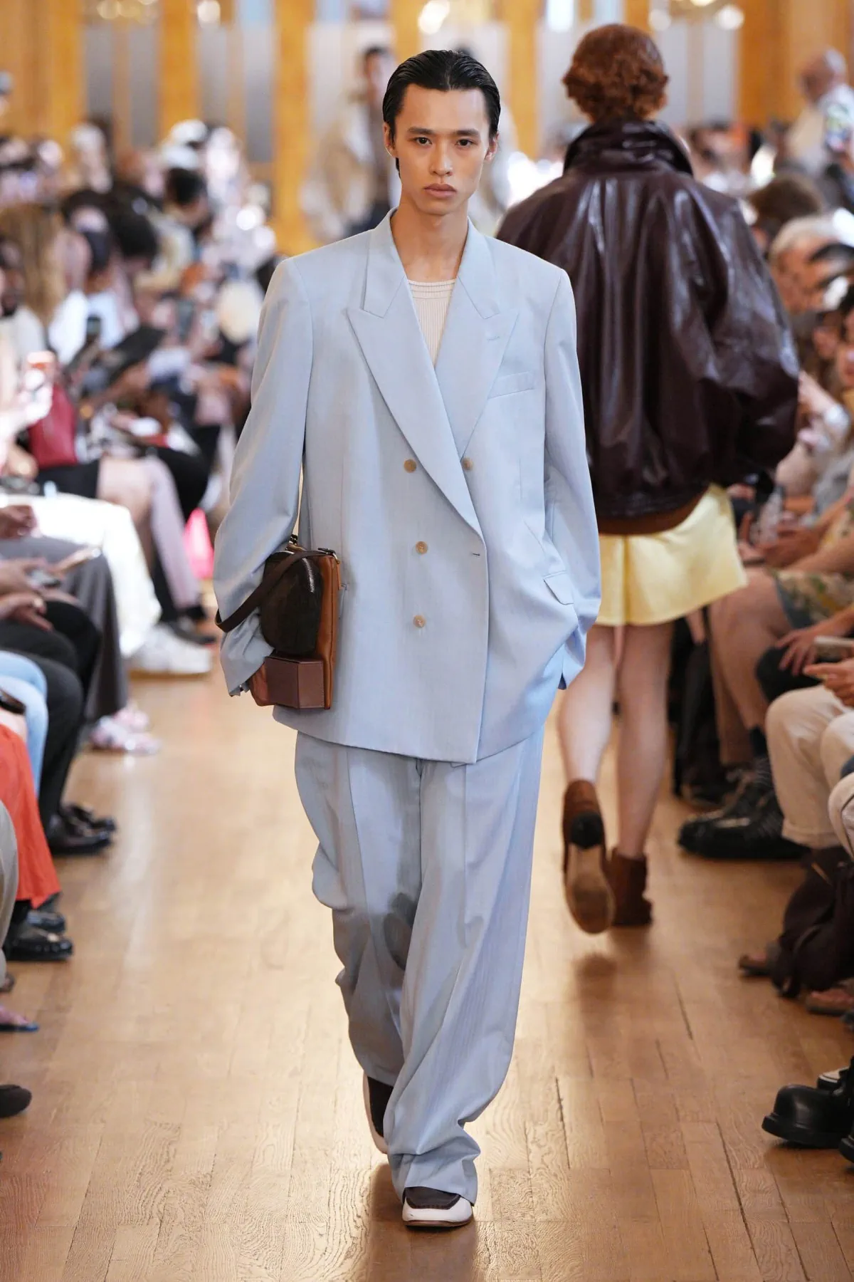 Pour le printemps 2027, HED MAYNER épure le vestiaire masculin