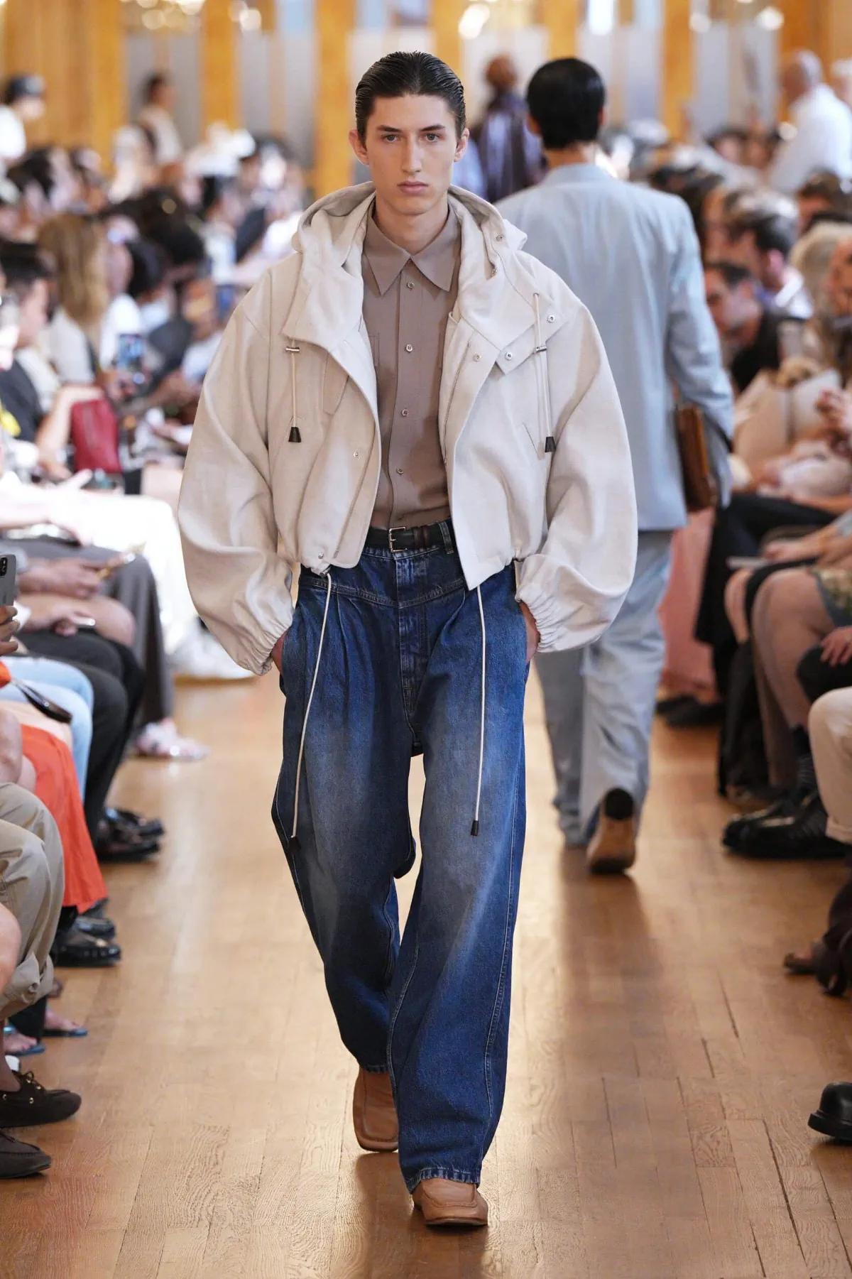 Pour le printemps 2027, HED MAYNER épure le vestiaire masculin