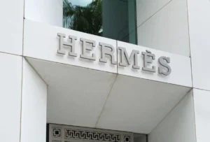 Hermes annonce un benefice net stable au premier semestre Hermès affiche un bénéfice net stable au premier semestre et confirme sa puissance au premier semestre 2026