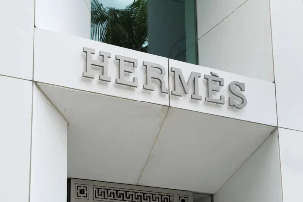 Hermès affiche un bénéfice net stable au premier semestre et confirme sa puissance au premier semestre 2026