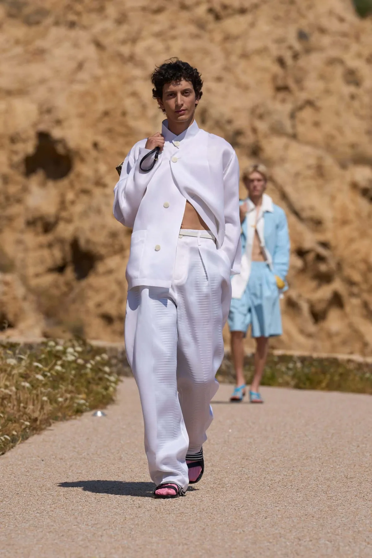 JACQUEMUS printemps 2027, l’été retrouvé de l’homme libre