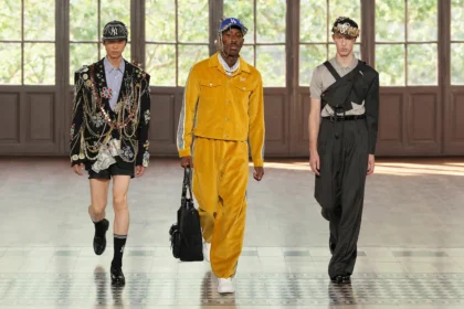 Junya Watanabe MAN signe un printemps 2027 où le bling devient un langage de haute couture