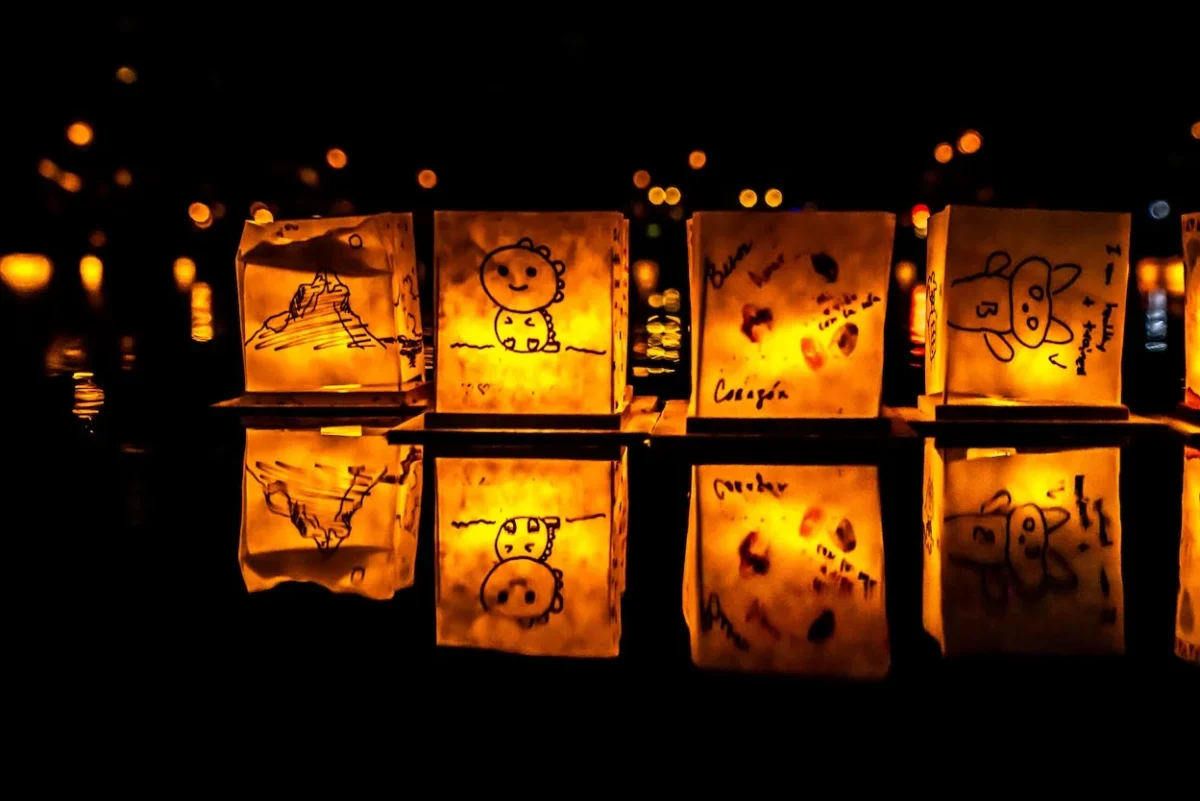 Le Water Lantern Festival débarque à la rentrée au Bois de Vincennes, une nuit de lanternes flottantes féérique entre Paris et la Thaïlande