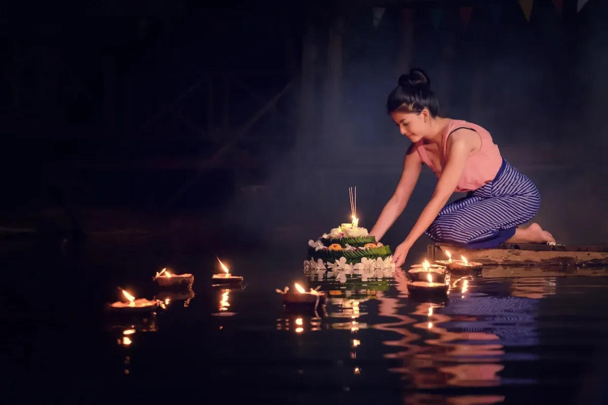 Le Water Lantern Festival débarque à la rentrée au Bois de Vincennes, une nuit de lanternes flottantes féérique entre Paris et la Thaïlande