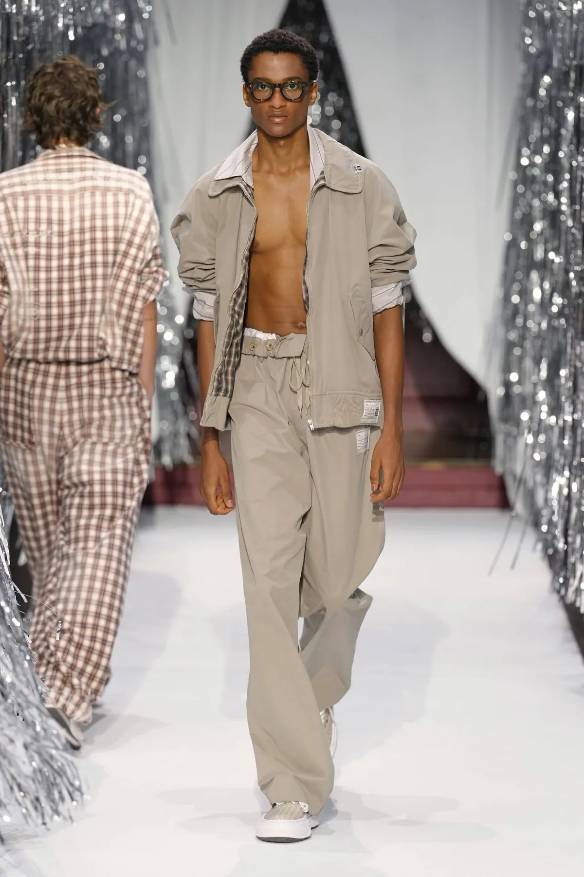 Maison Mihara Yasuhiro Spring Summer 2027 Paris Fashion Week 12 Maison MIHARA YASUHIRO printemps 2027 - quand la nonchalance devient la forme la plus aboutie du style