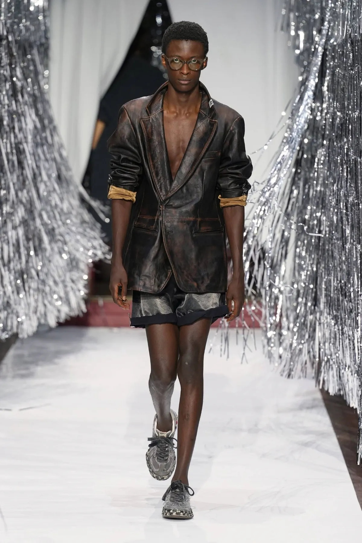 Maison Mihara Yasuhiro Spring Summer 2027 Paris Fashion Week 23 Maison MIHARA YASUHIRO printemps 2027 - quand la nonchalance devient la forme la plus aboutie du style
