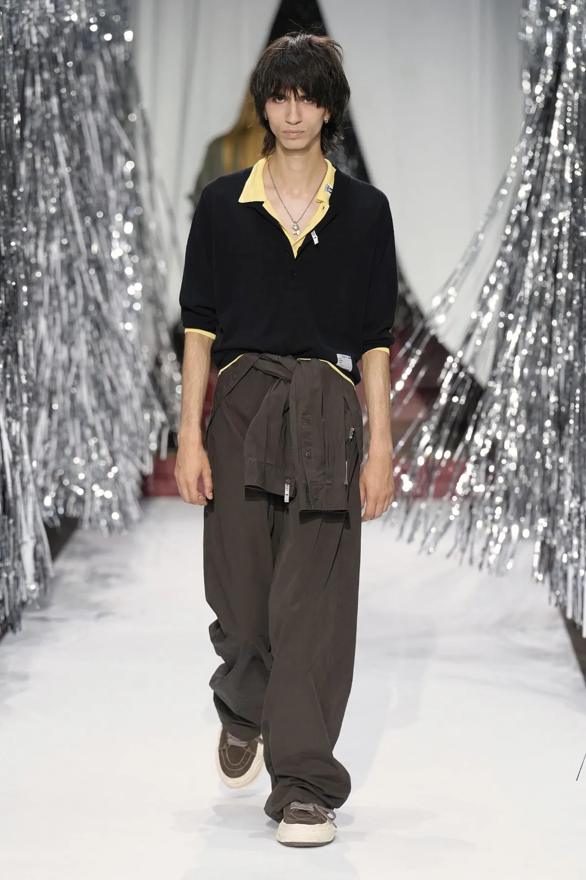 Maison Mihara Yasuhiro Spring Summer 2027 Paris Fashion Week 25 Maison MIHARA YASUHIRO printemps 2027 - quand la nonchalance devient la forme la plus aboutie du style