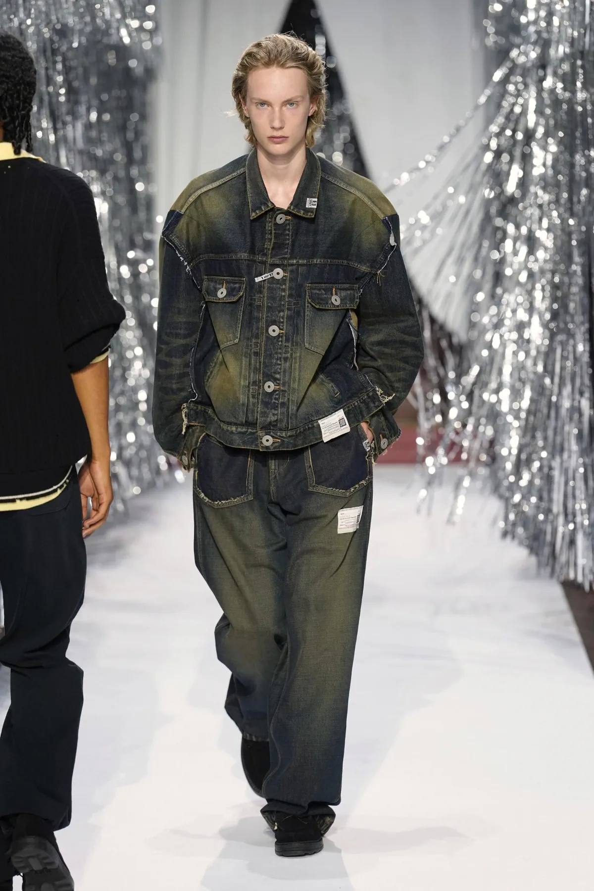 Maison Mihara Yasuhiro Spring Summer 2027 Paris Fashion Week 29 Maison MIHARA YASUHIRO printemps 2027 - quand la nonchalance devient la forme la plus aboutie du style