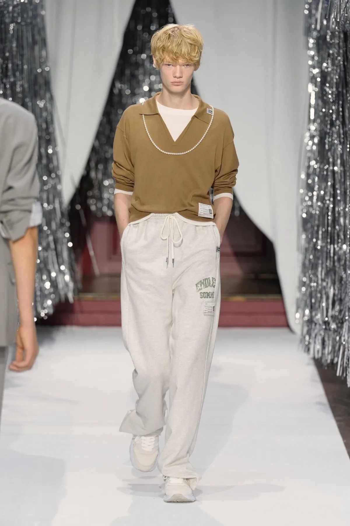 Maison Mihara Yasuhiro Spring Summer 2027 Paris Fashion Week 3 Maison MIHARA YASUHIRO printemps 2027 - quand la nonchalance devient la forme la plus aboutie du style