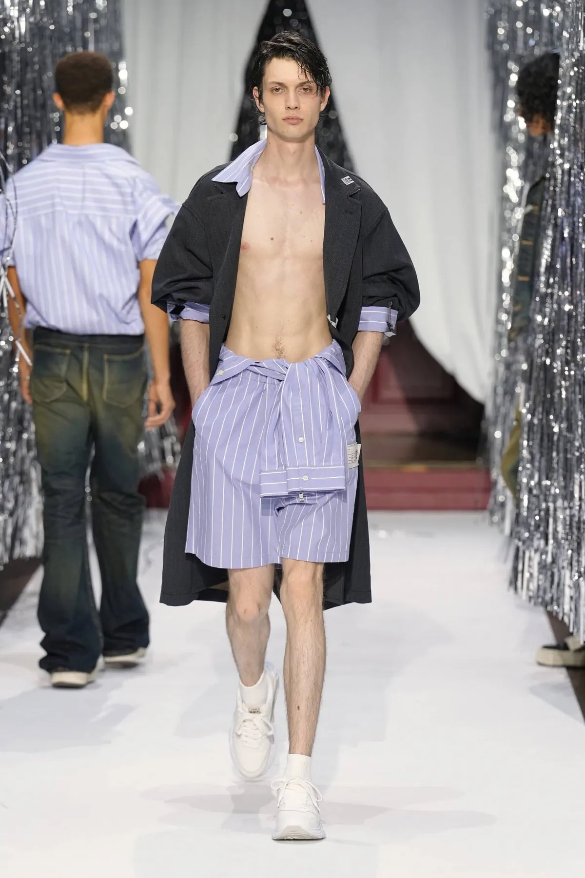 Maison Mihara Yasuhiro Spring Summer 2027 Paris Fashion Week 33 Maison MIHARA YASUHIRO printemps 2027 - quand la nonchalance devient la forme la plus aboutie du style