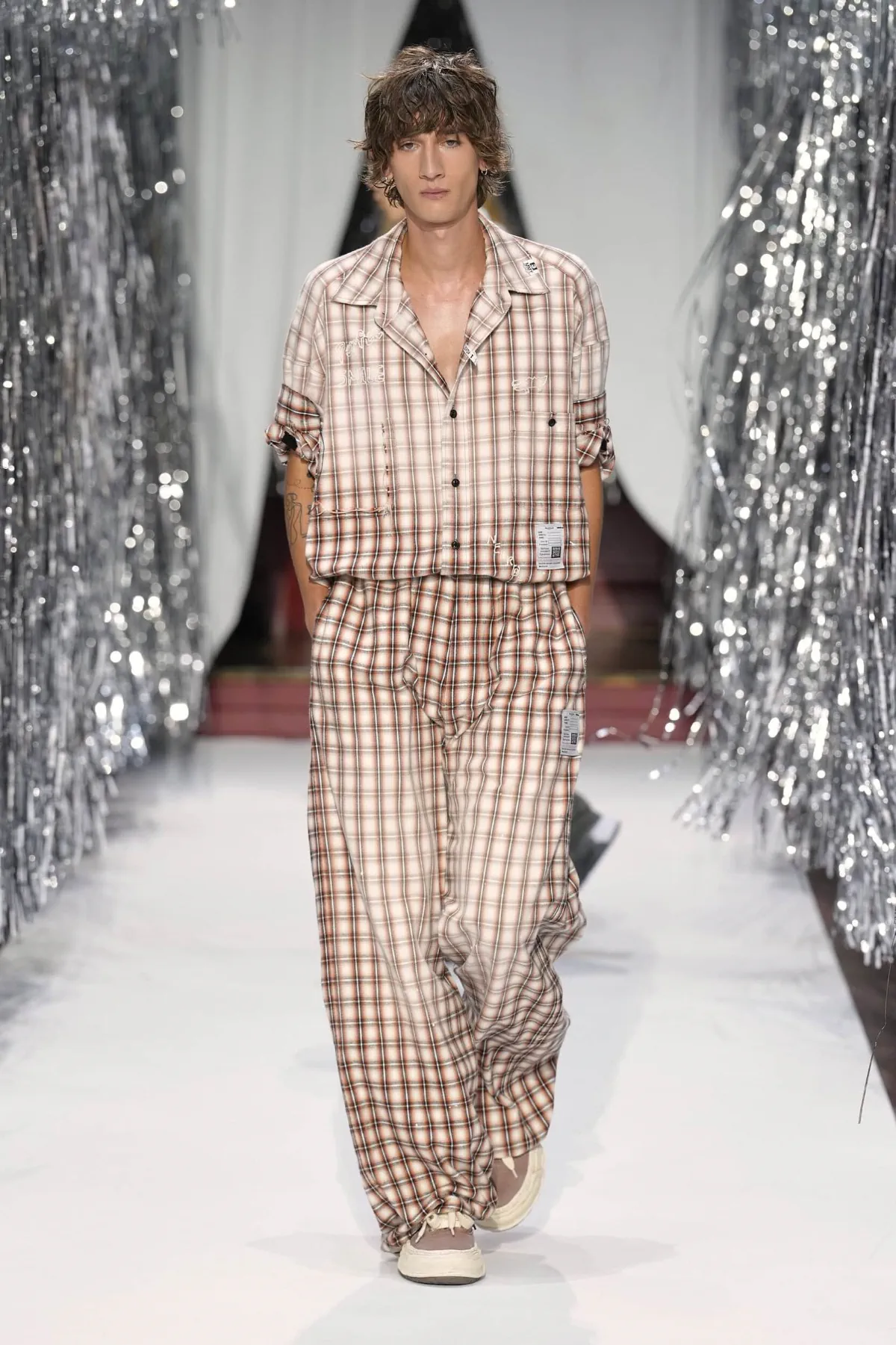 Maison Mihara Yasuhiro Spring Summer 2027 Paris Fashion Week 9 Maison MIHARA YASUHIRO printemps 2027 - quand la nonchalance devient la forme la plus aboutie du style