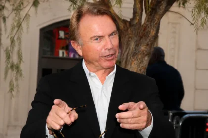 Sam Neill, le regard qui a fait vivre les dinosaures, s'est éteint à 78 ans