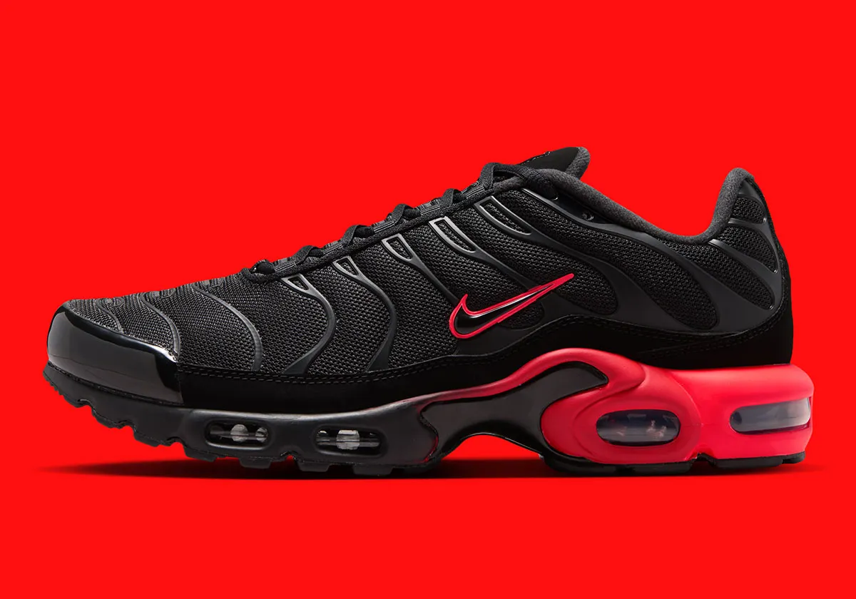 Nike Air Max Plus « Black/Bright Crimson », le retour du « Bred » en clair-obscur
