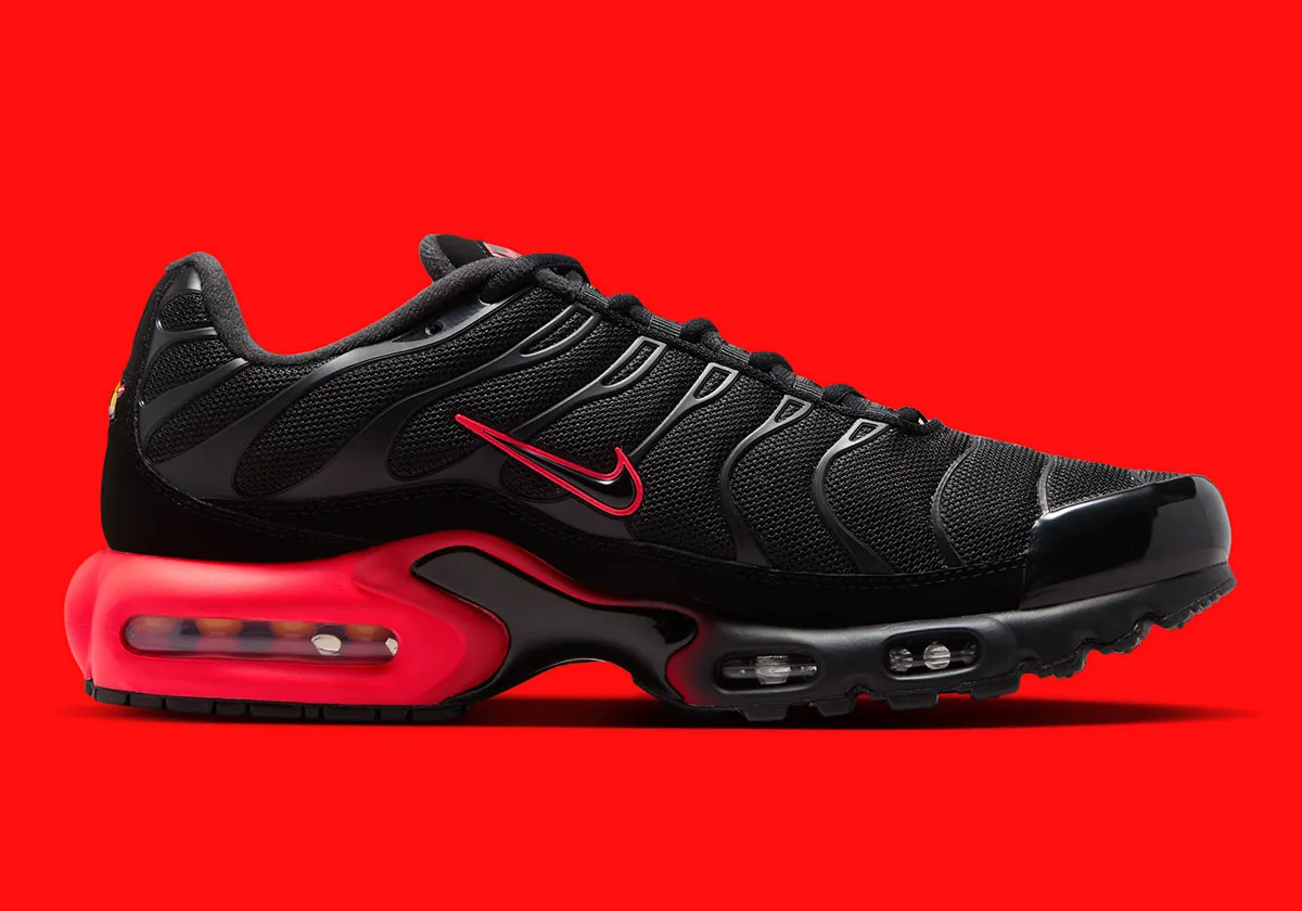 Nike Air Max Plus « Black/Bright Crimson », le retour du « Bred » en clair-obscur