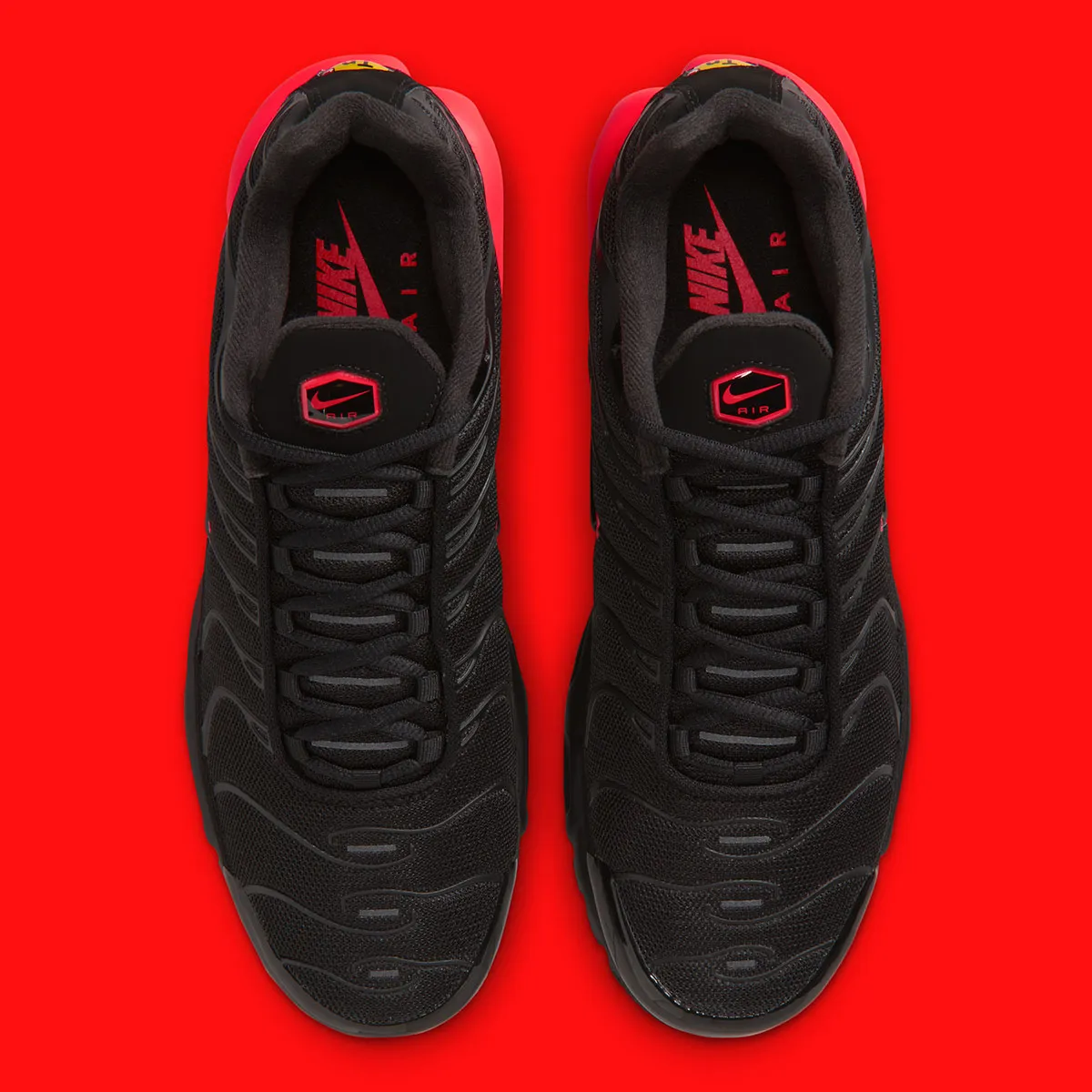 Nike Air Max Plus « Black/Bright Crimson », le retour du « Bred » en clair-obscur