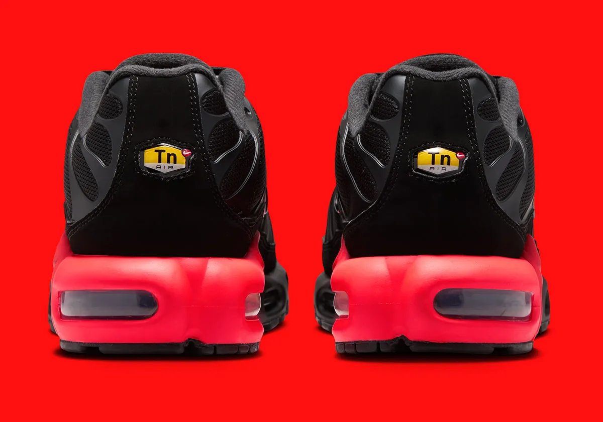 Nike Air Max Plus « Black/Bright Crimson », le retour du « Bred » en clair-obscur