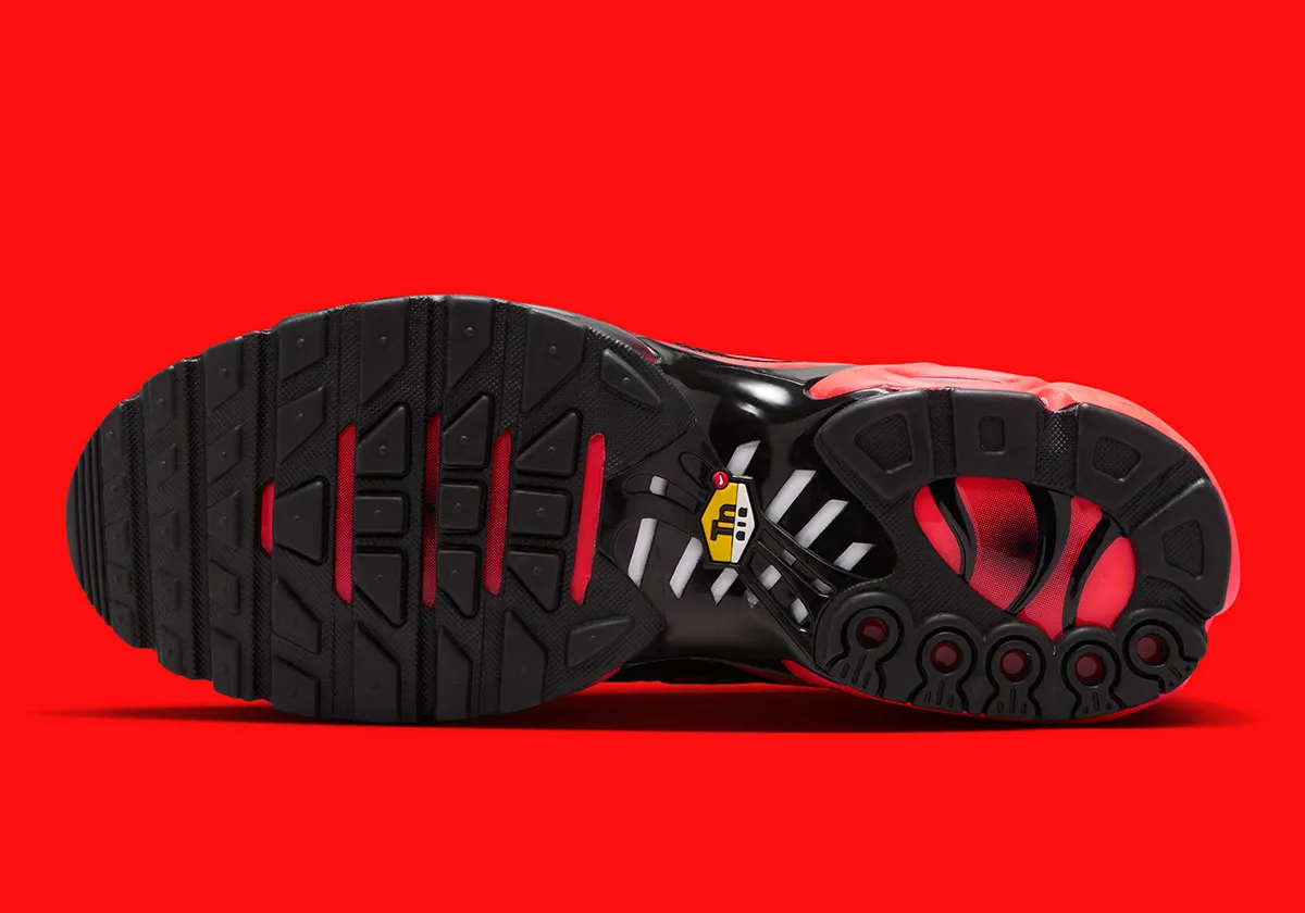 Nike Air Max Plus « Black/Bright Crimson », le retour du « Bred » en clair-obscur
