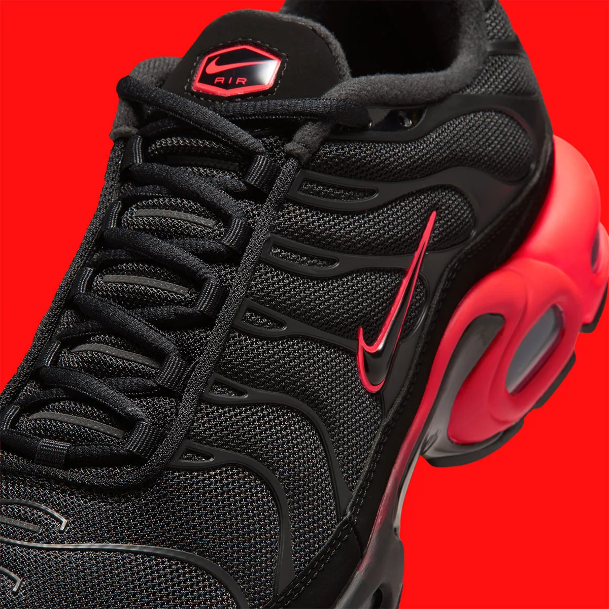 Nike Air Max Plus « Black/Bright Crimson », le retour du « Bred » en clair-obscur