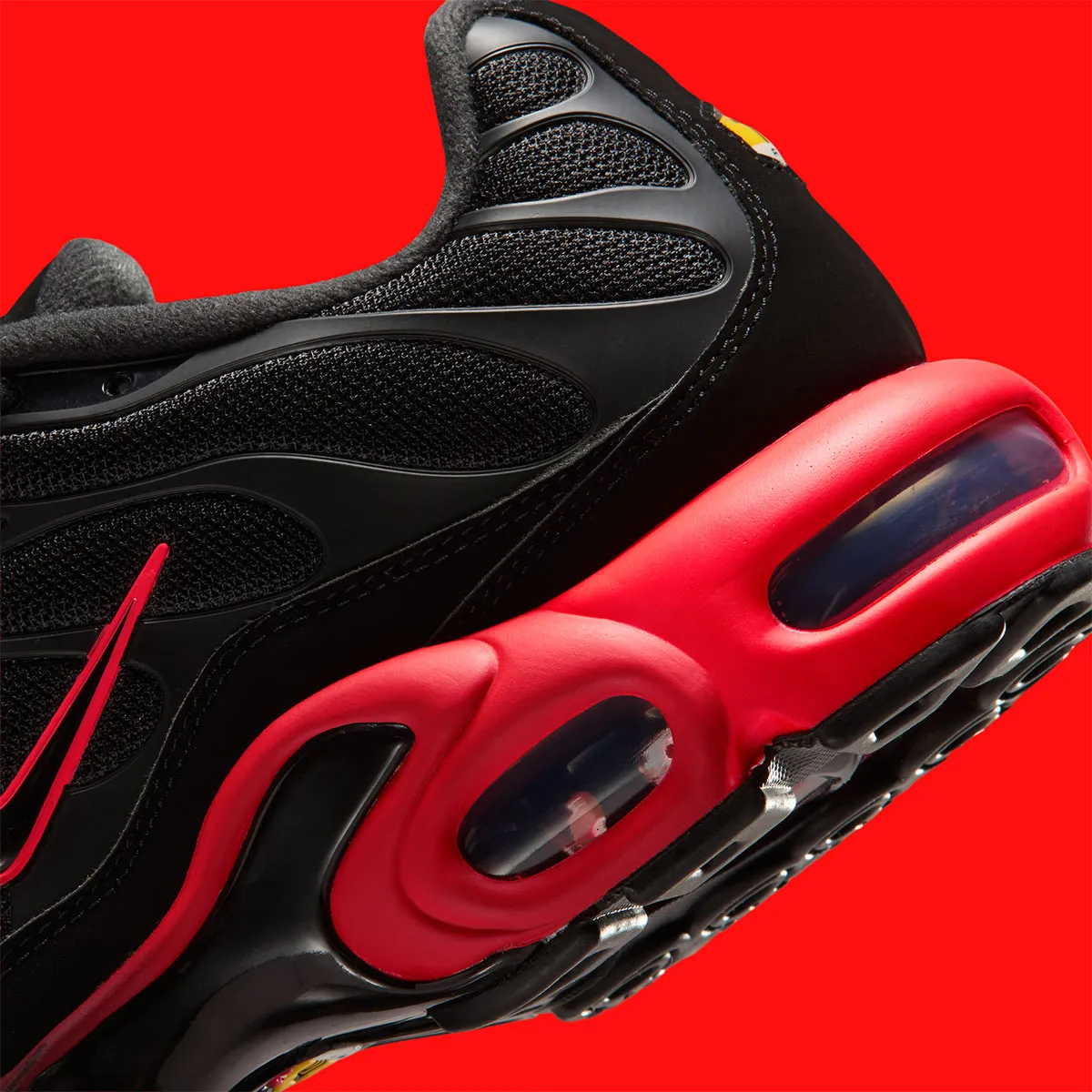 Nike Air Max Plus « Black/Bright Crimson », le retour du « Bred » en clair-obscur