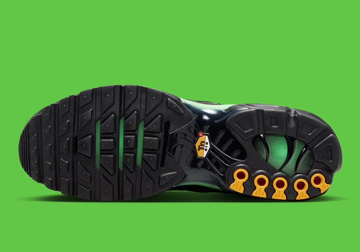 Nike Air Max Plus Black Illusion Green 2 Nike Air Max Plus « Black/Illusion Green », l’icône TN se pare d'une lueur inédite
