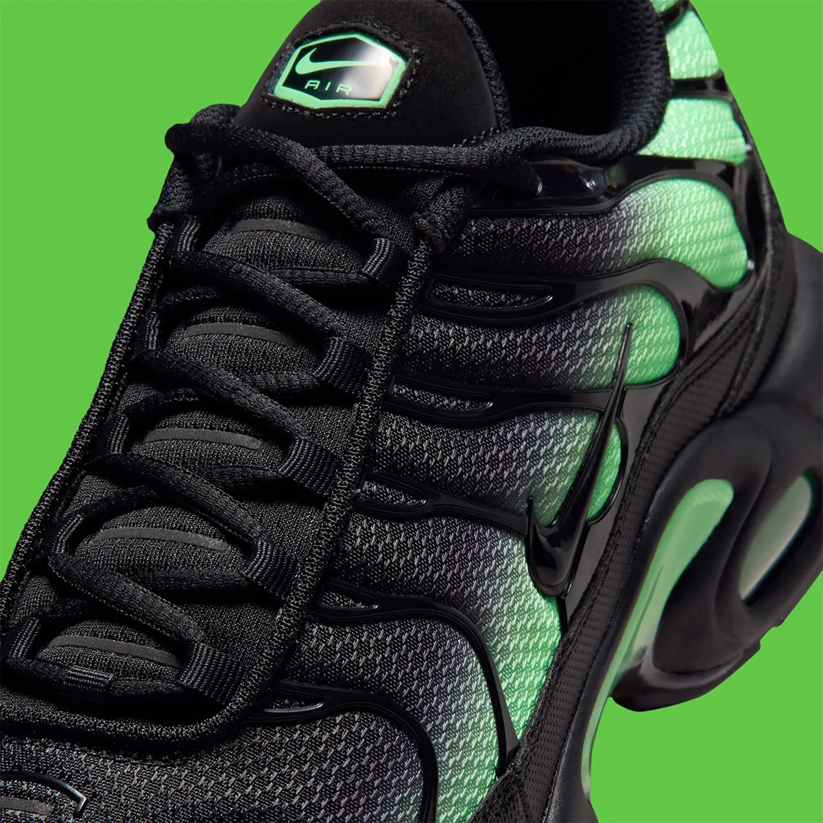 Nike Air Max Plus Black Illusion Green 6 Nike Air Max Plus « Black/Illusion Green », l’icône TN se pare d'une lueur inédite