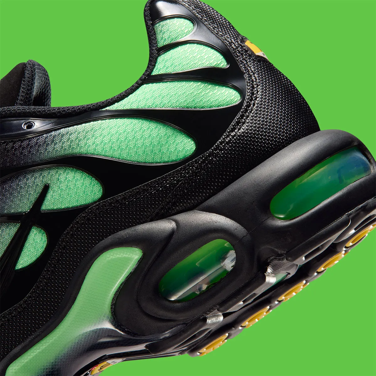 Nike Air Max Plus Black Illusion Green 7 Nike Air Max Plus « Black/Illusion Green », l’icône TN se pare d'une lueur inédite