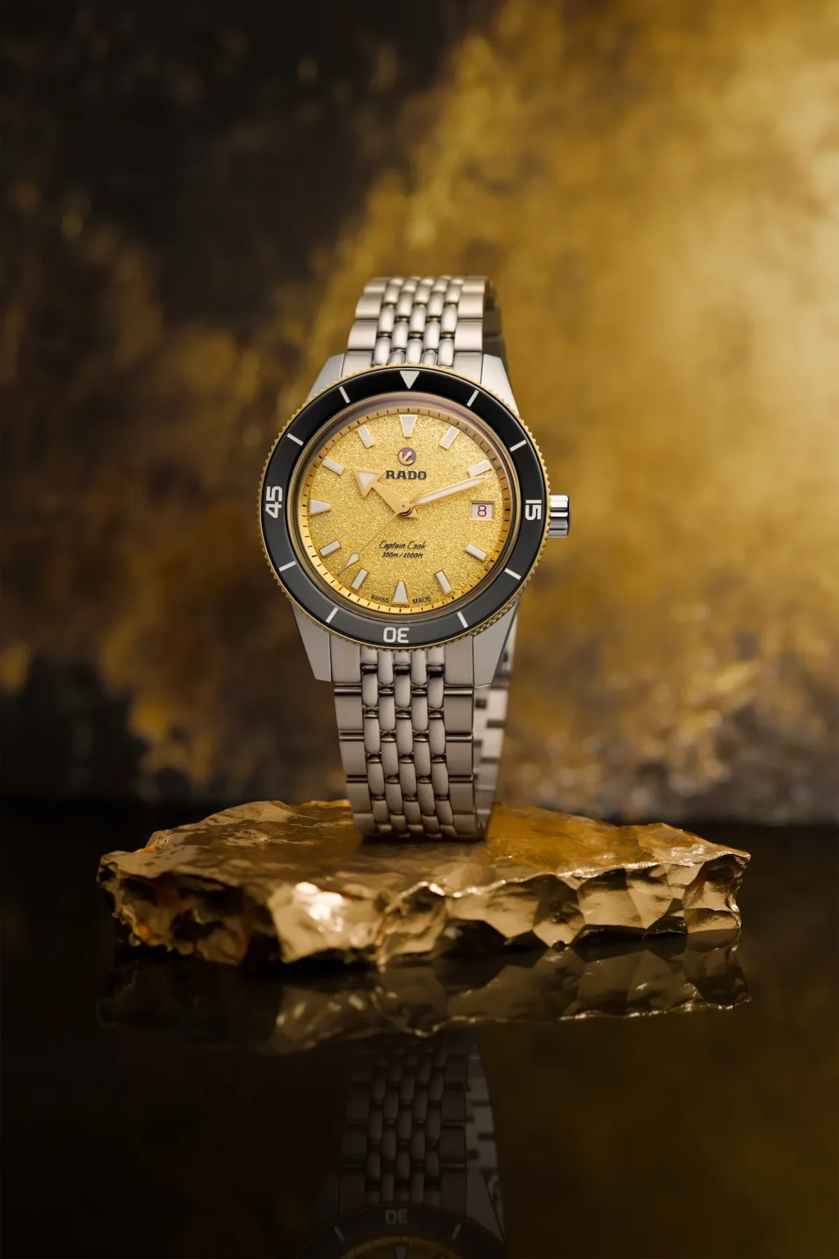 La nouvelle Rado Captain Cook 39 mm trouve enfin sa taille idéale, entre sobriété vintage et éclat doré