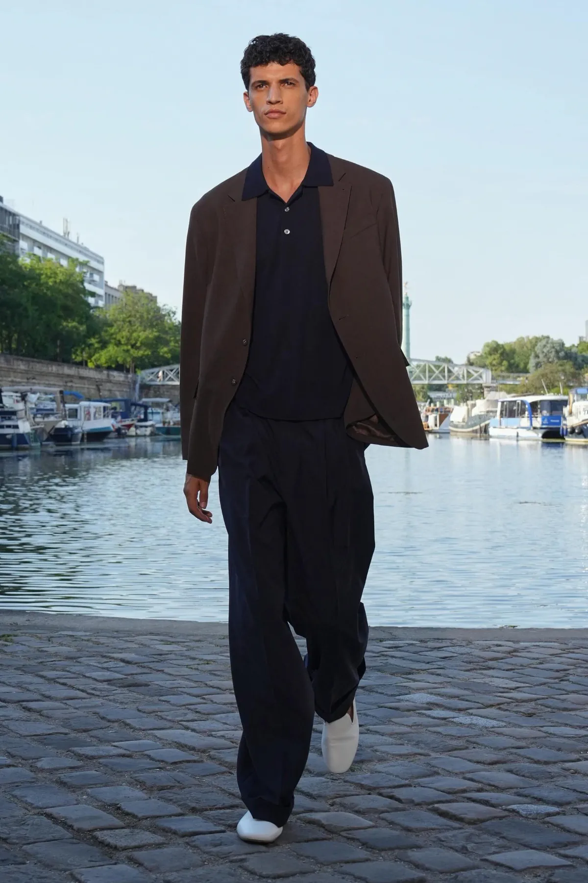 Officine Generale Spring Summer 2027 Paris Fashion Week 1 Officine Générale signe un printemps 2027 où l'élégance parisienne affronte la nouvelle réalité climatique