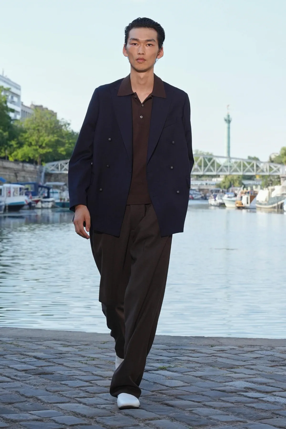 Officine Generale Spring Summer 2027 Paris Fashion Week 2 Officine Générale signe un printemps 2027 où l'élégance parisienne affronte la nouvelle réalité climatique