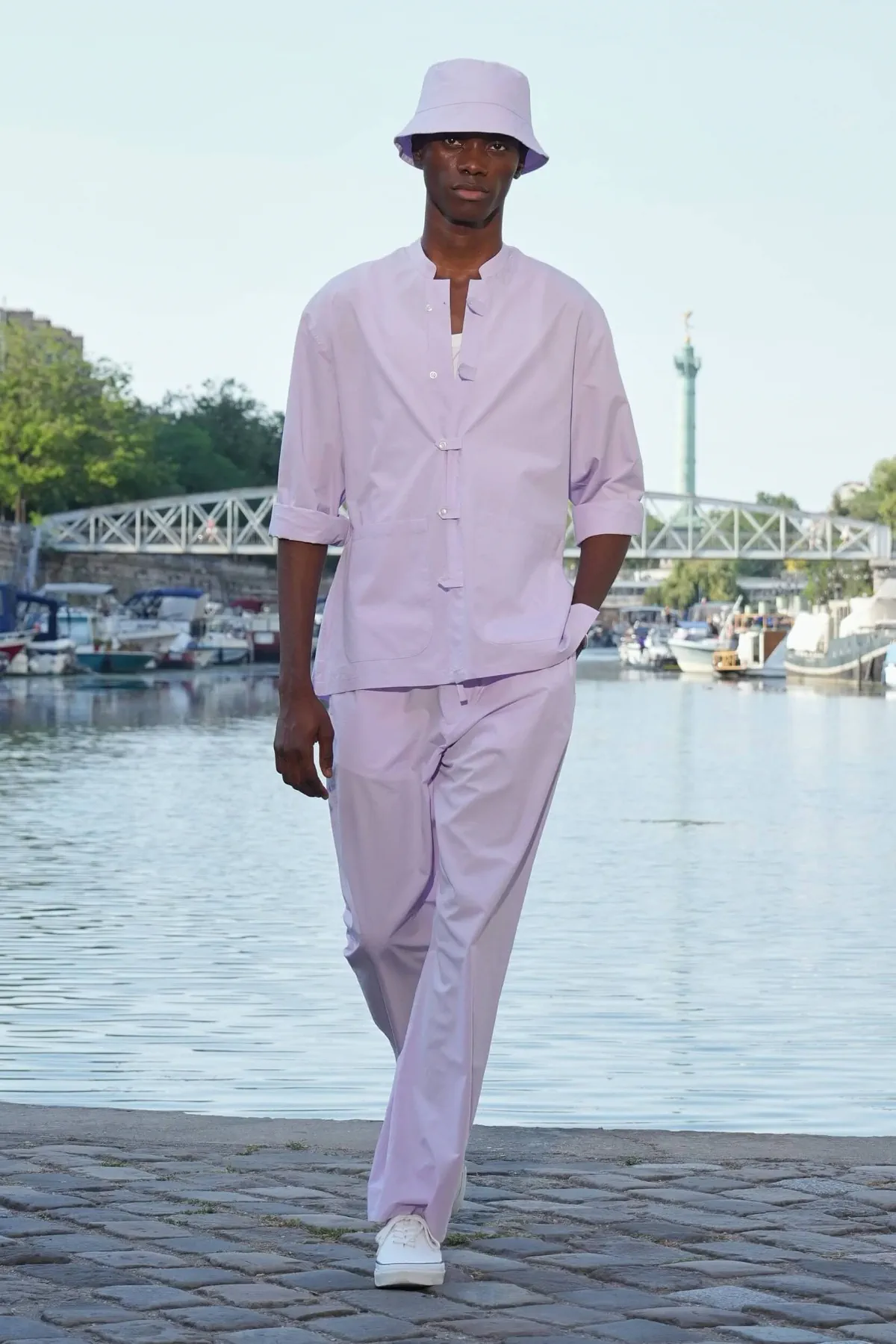 Officine Generale Spring Summer 2027 Paris Fashion Week 3 Officine Générale signe un printemps 2027 où l'élégance parisienne affronte la nouvelle réalité climatique