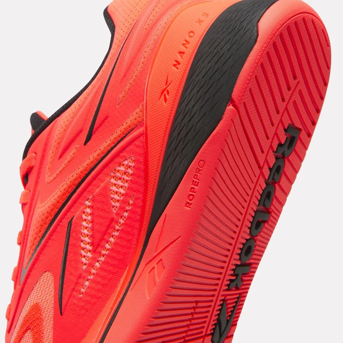 Reebok Nano X5 Edge 3 La Reebok Nano X5 Edge s'embrase en « Neon Cherry » pour électriser vos entraînements